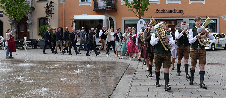Einzug zum Auftakt beim Traditionellen Spargelfest Schrobenhausen am 24.05.2025 (©Foto: Martin Schmitz) 
